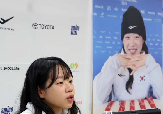 2관왕 김윤지, 기자회견서 소감 전해