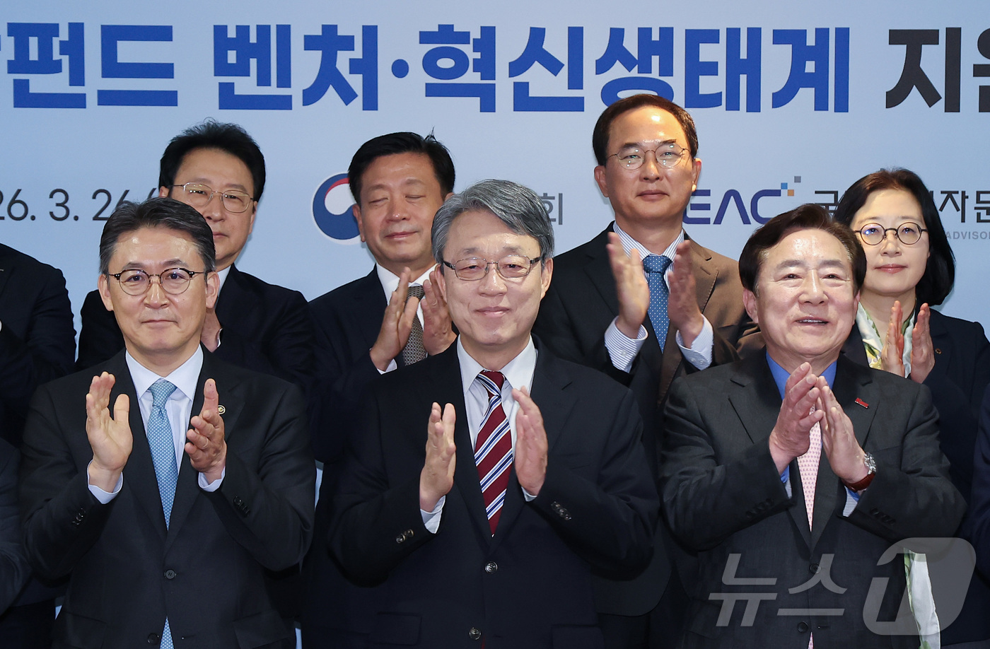 (서울=뉴스1) 김성진 기자 = 김성식 국민경제자문회의 부의장(가운데)이 26일 서울 영등포구 여의도 중기중앙회에서 열린 국민성장펀드 벤처·혁신생태계 지원 간담회에서 참석자들과 기 …