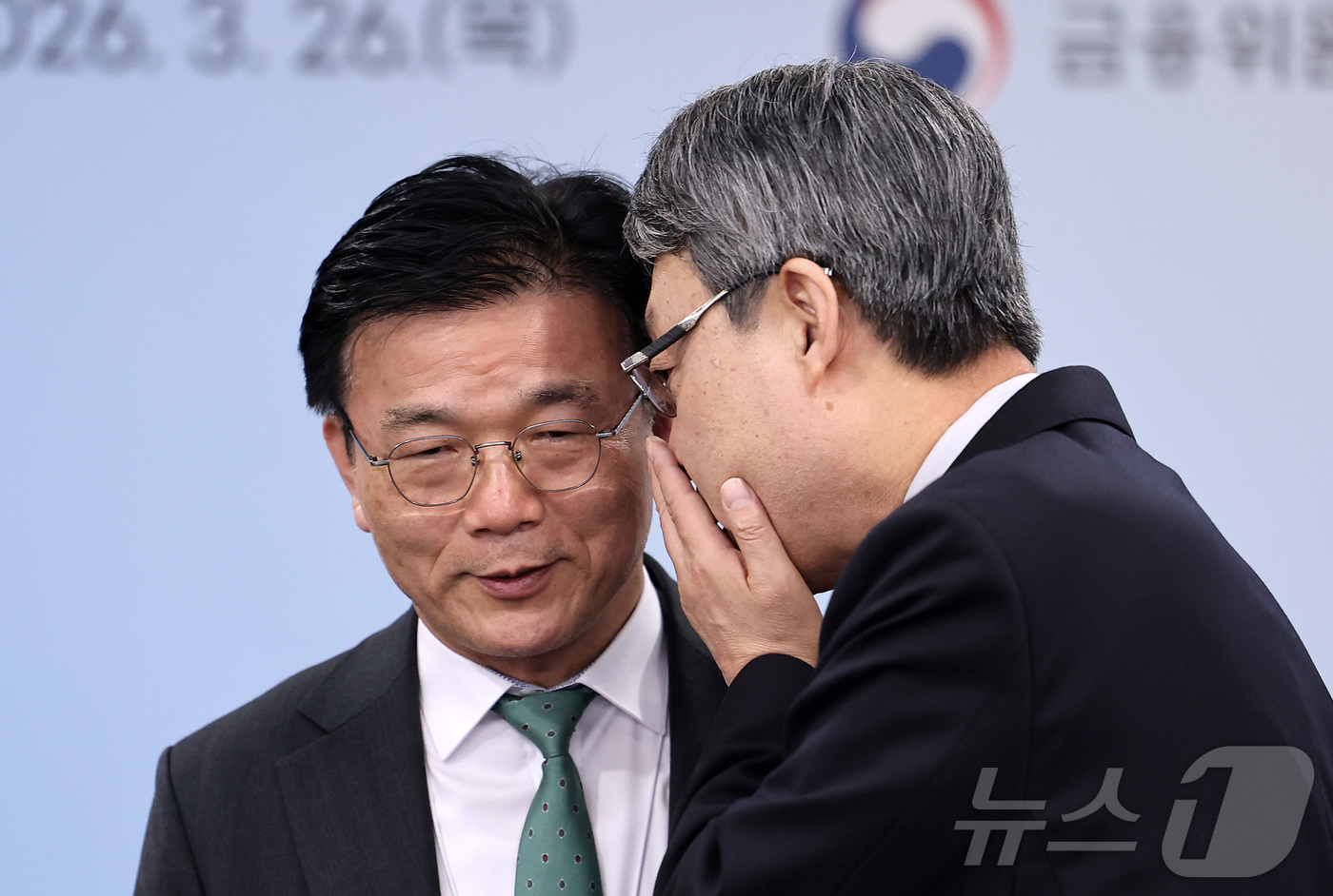 (서울=뉴스1) 김성진 기자 = 김성식 국민경제자문회의 부의장(오른쪽)이 26일 서울 영등포구 여의도 중기중앙회에서 열린 국민성장펀드 벤처·혁신생태계 지원 간담회에서 박상진 한국산 …