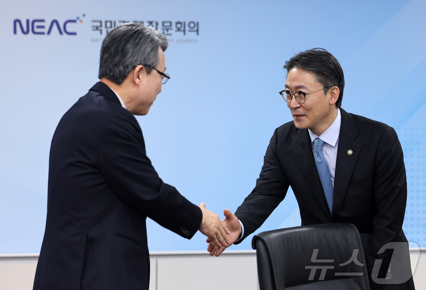 (서울=뉴스1) 김성진 기자 = 권대영 금융위원회 부위원장이 26일 서울 영등포구 여의도 중기중앙회에서 열린 국민성장펀드 벤처·혁신생태계 지원 간담회에서 김성식 국민경제자문회의 부 …