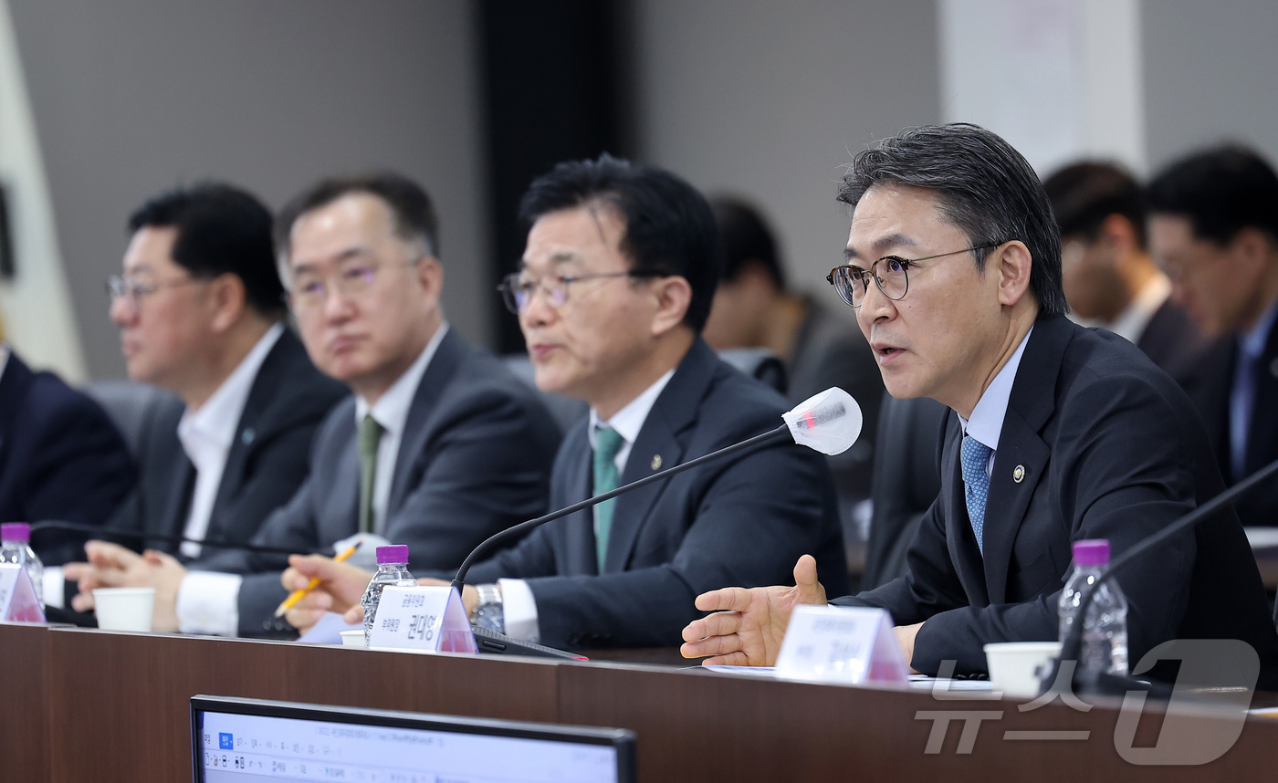 (서울=뉴스1) 김성진 기자 = 권대영 금융위원회 부위원장이 26일 서울 영등포구 여의도 중기중앙회에서 열린 국민성장펀드 벤처·혁신생태계 지원 간담회에서 모두발언을 하고 있다. 2 …