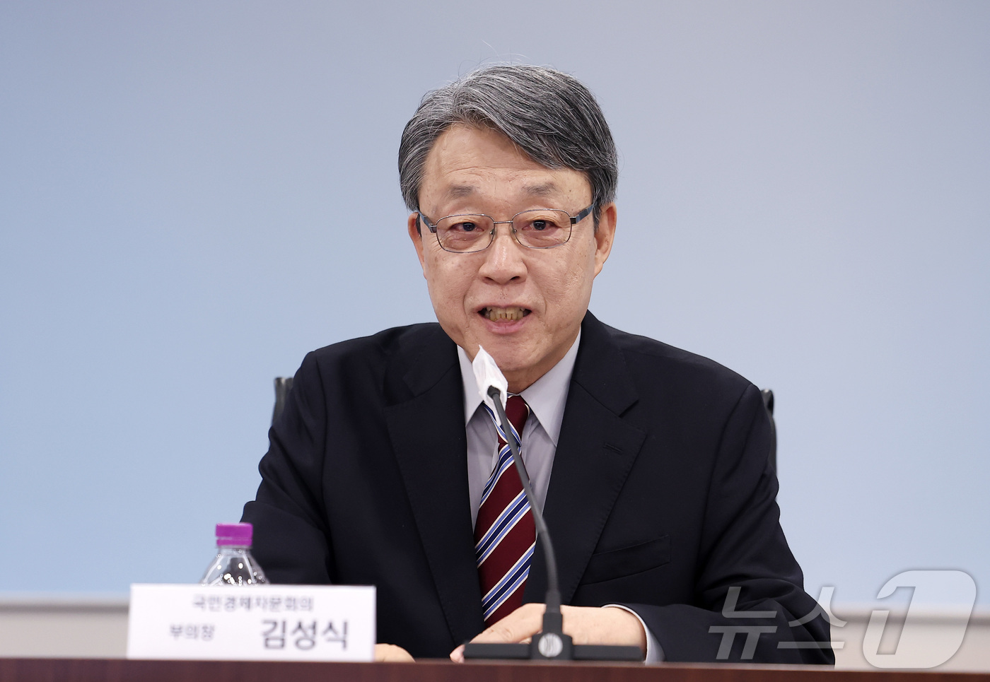 (서울=뉴스1) 김성진 기자 = 김성식 국민경제자문회의 부의장이 26일 서울 영등포구 여의도 중기중앙회에서 열린 국민성장펀드 벤처·혁신생태계 지원 간담회에서 모두발언을 하고 있다. …