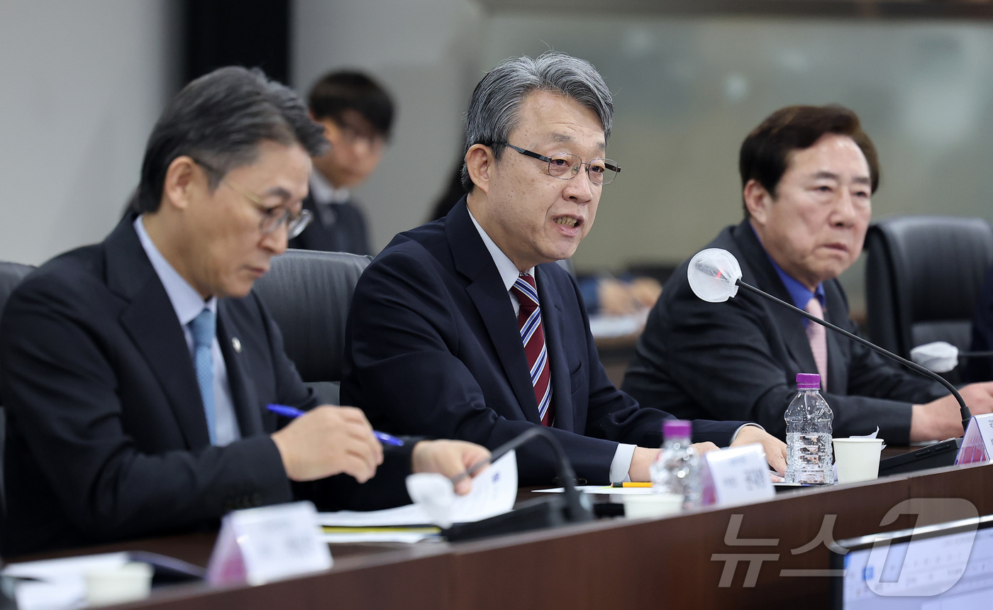 (서울=뉴스1) 김성진 기자 = 김성식 국민경제자문회의 부의장이 26일 서울 영등포구 여의도 중기중앙회에서 열린 국민성장펀드 벤처·혁신생태계 지원 간담회에서 모두발언을 하고 있다. …
