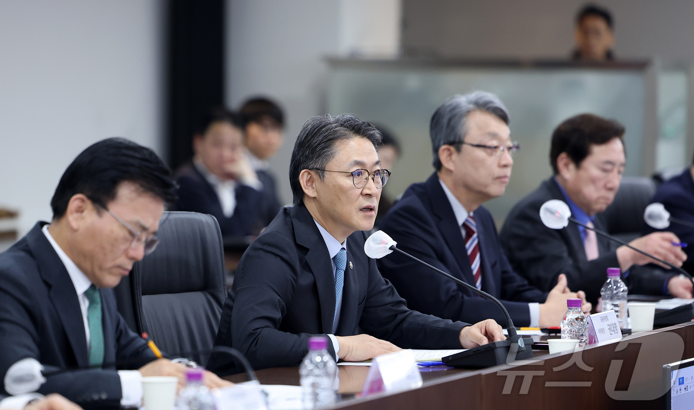 (서울=뉴스1) 김성진 기자 = 권대영 금융위원회 부위원장이 26일 서울 영등포구 여의도 중기중앙회에서 열린 국민성장펀드 벤처·혁신생태계 지원 간담회에서 모두발언을 하고 있다. 2 …