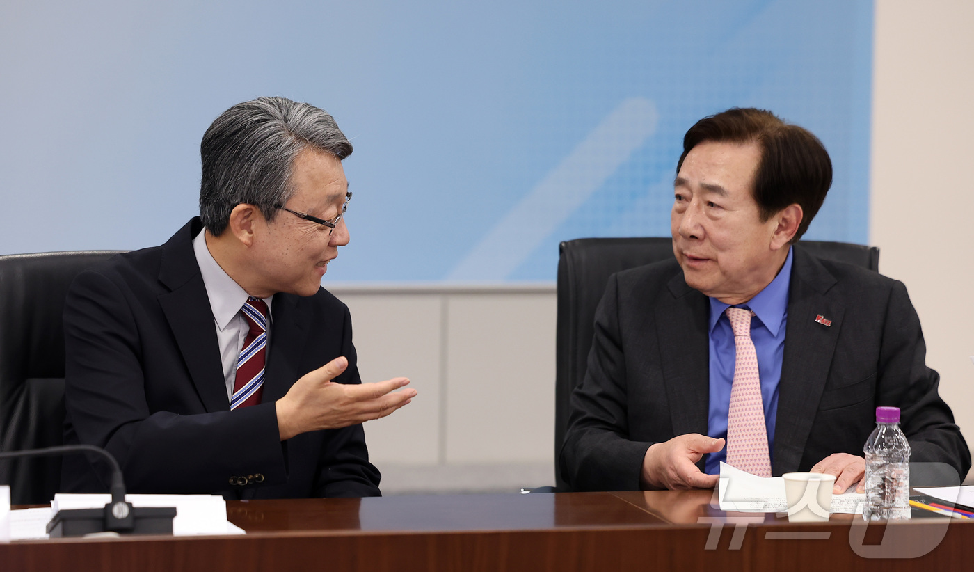 (서울=뉴스1) 김성진 기자 = 김성식 국민경제자문회의 부의장(왼쪽)과 김기문 중소기업중앙회장이 26일 서울 영등포구 여의도 중기중앙회에서 열린 국민성장펀드 벤처·혁신생태계 지원 …