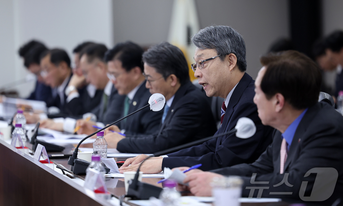 (서울=뉴스1) 김성진 기자 = 김성식 국민경제자문회의 부의장이 26일 서울 영등포구 여의도 중기중앙회에서 열린 국민성장펀드 벤처·혁신생태계 지원 간담회에서 모두발언을 하고 있다. …