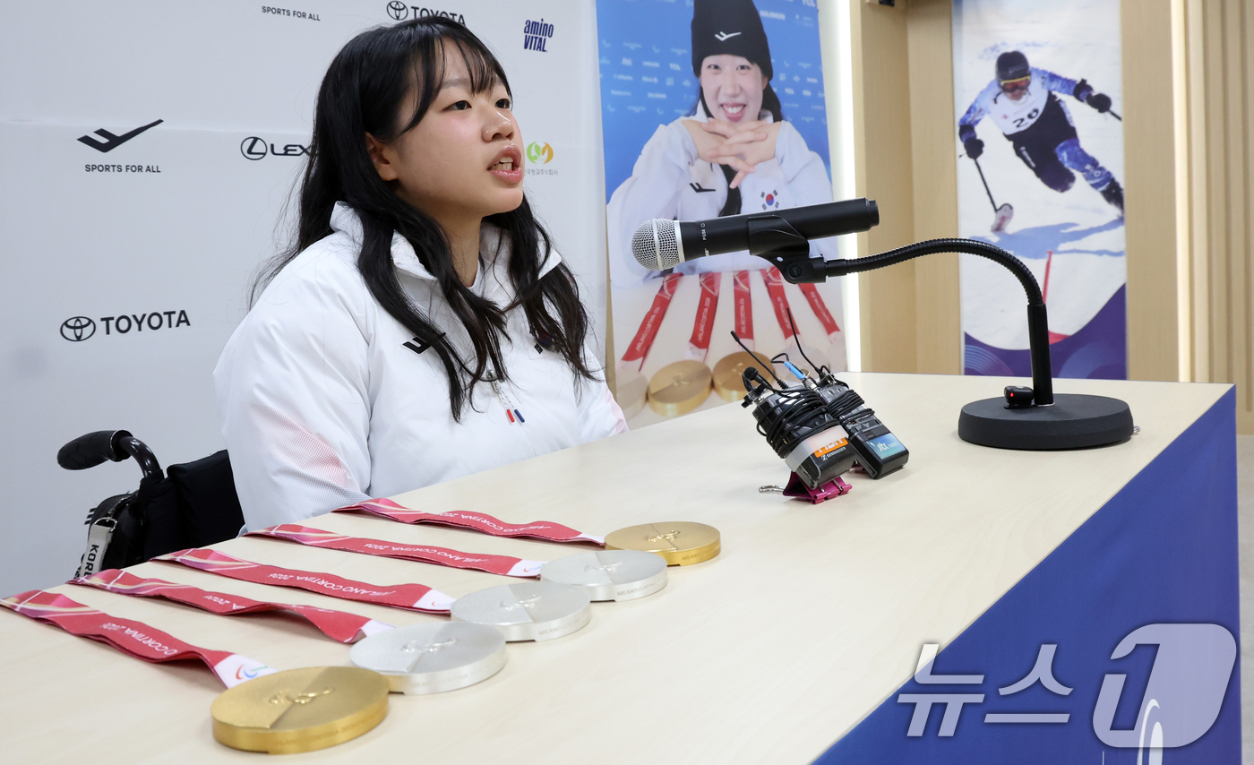 (서울=뉴스1) 김명섭 기자 = 패럴림픽 2관왕 김윤지 선수가 26일 서울 송파구 출근하는  올림픽회관 신관 대한장애인 체육회에서 2026 밀라노·코르티나 동계패럴림픽대회 대한민국 …