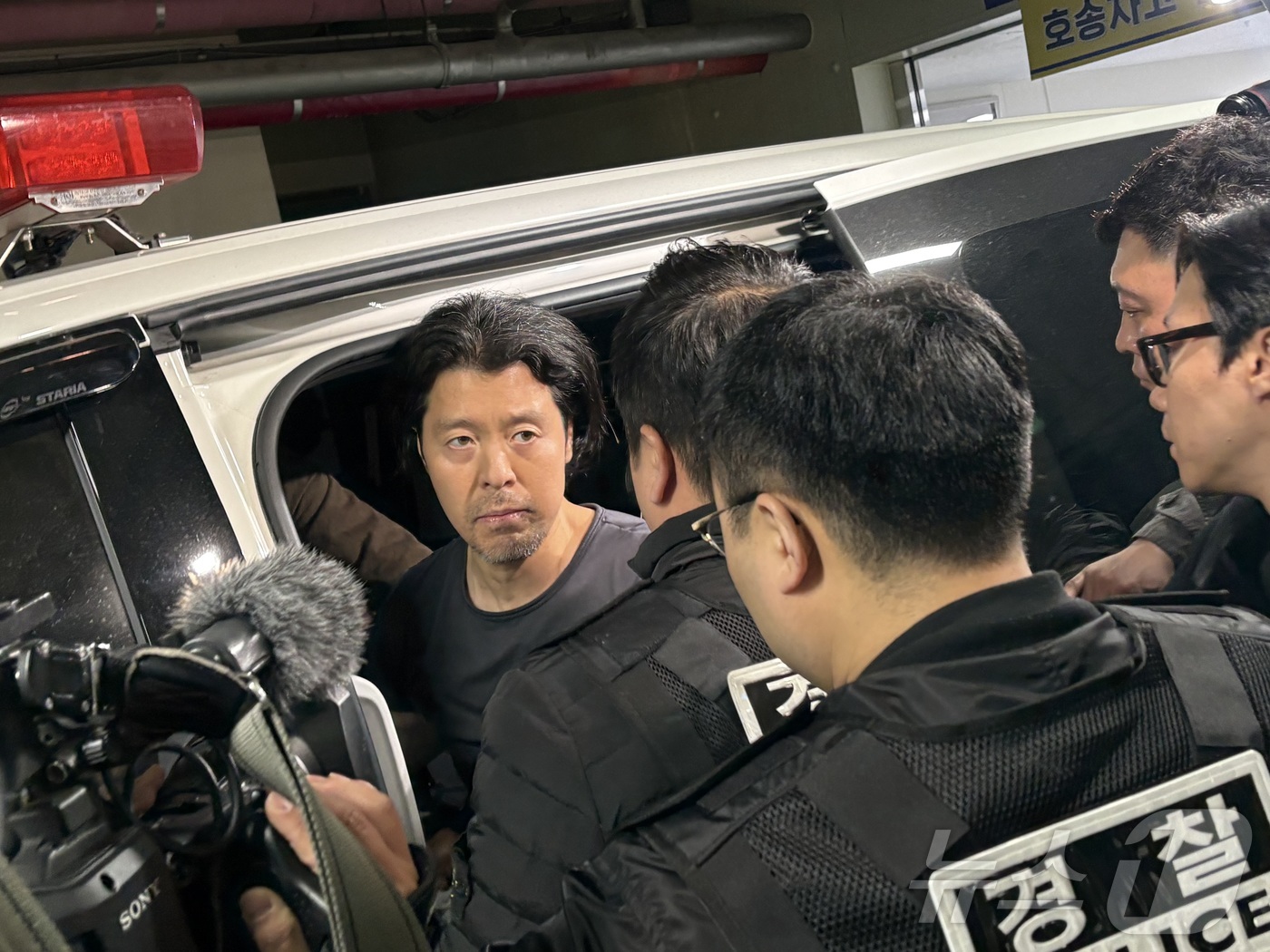 (부산=뉴스1) 박서현 기자 = 항공사 동료 기장을 흉기로 살해한 혐의를 받는 김동환(49)이 26일 오전 부산진경찰서에서 검찰로 송치되고 있다.2026.3.26/뉴스1