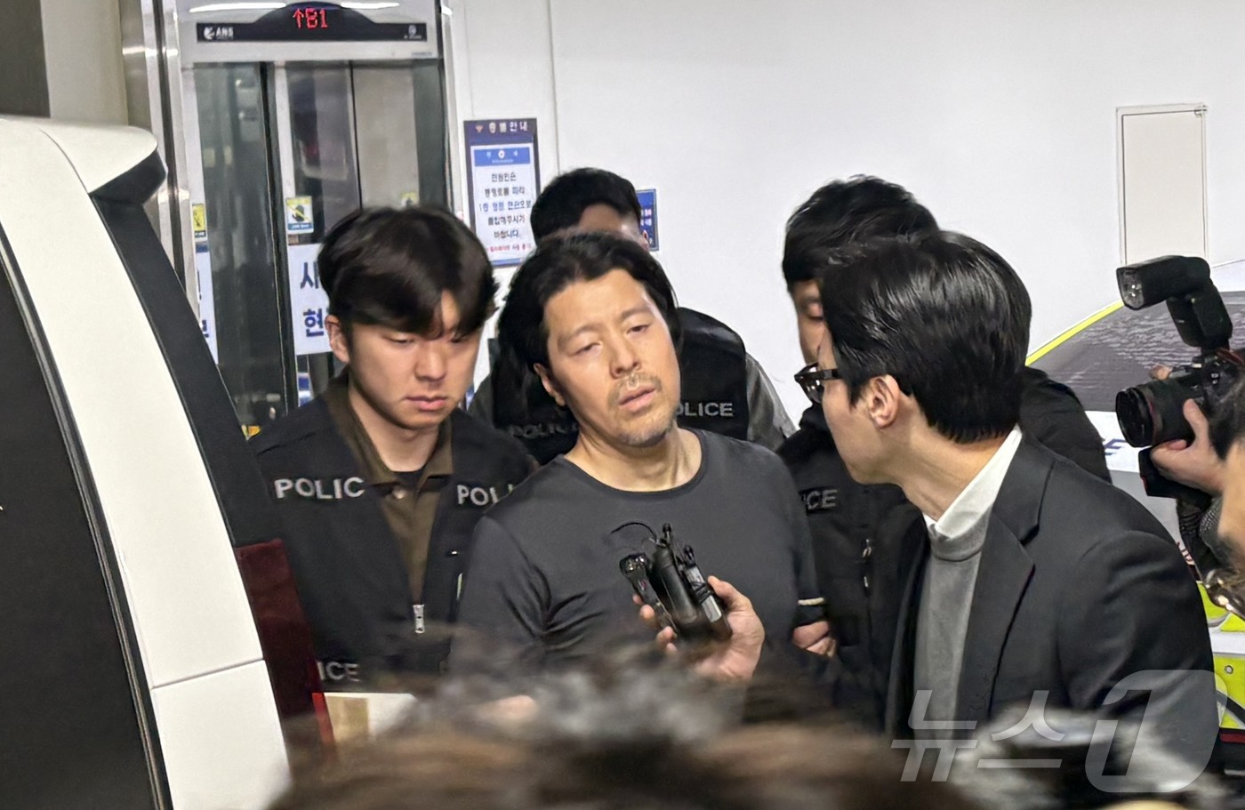 (부산=뉴스1) 박서현 기자 = 항공사 동료 기장을 흉기로 살해한 혐의를 받는 김동환(49)이 26일 오전 부산진경찰서에서 검찰로 송치되고 있다. 2026.3.2/뉴스1