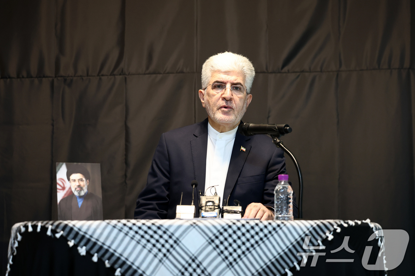 (서울=뉴스1) 최지환 기자 = 사이드 쿠제치 주한 이란 대사가 26일 오후 서울 용산구 주한 이란 대사관에서 열린 기자회견에서 취재진 질문에 답변하고 있다. 2026.3.26/뉴 …