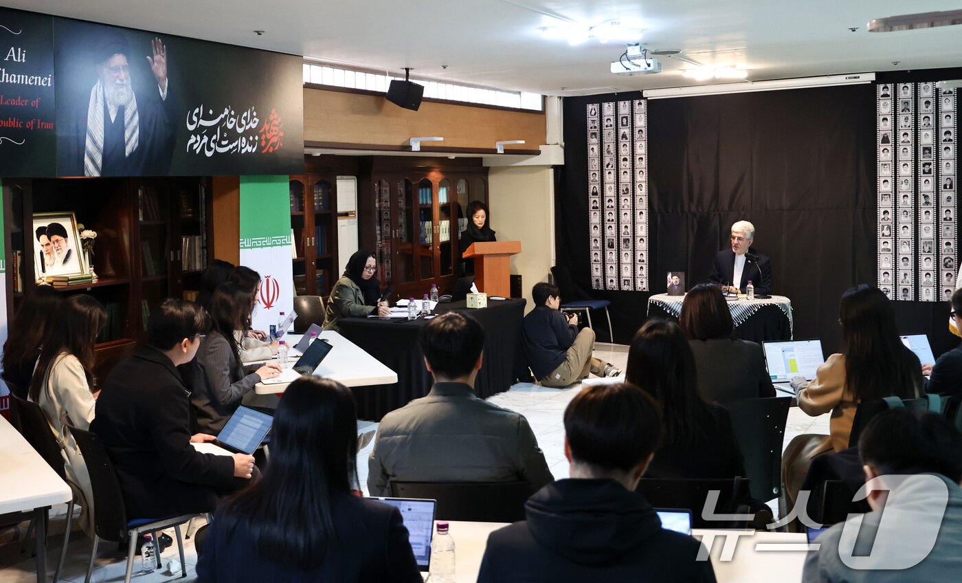 본문 이미지 - 사이드 쿠제치 주한 이란 대사가 26일 오후 서울 용산구 주한 이란 대사관에서 열린 기자회견에서 취재진 질문에 답변하고 있다. 2026.3.26 ⓒ 뉴스1 최지환 기자