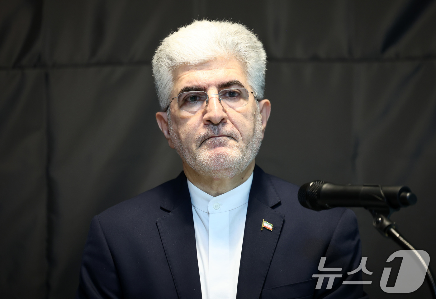 (서울=뉴스1) 최지환 기자 = 사이드 쿠제치 주한 이란 대사가 26일 오후 서울 용산구 주한 이란 대사관에서 열린 기자회견에 자리해 있다. 2026.3.26/뉴스1