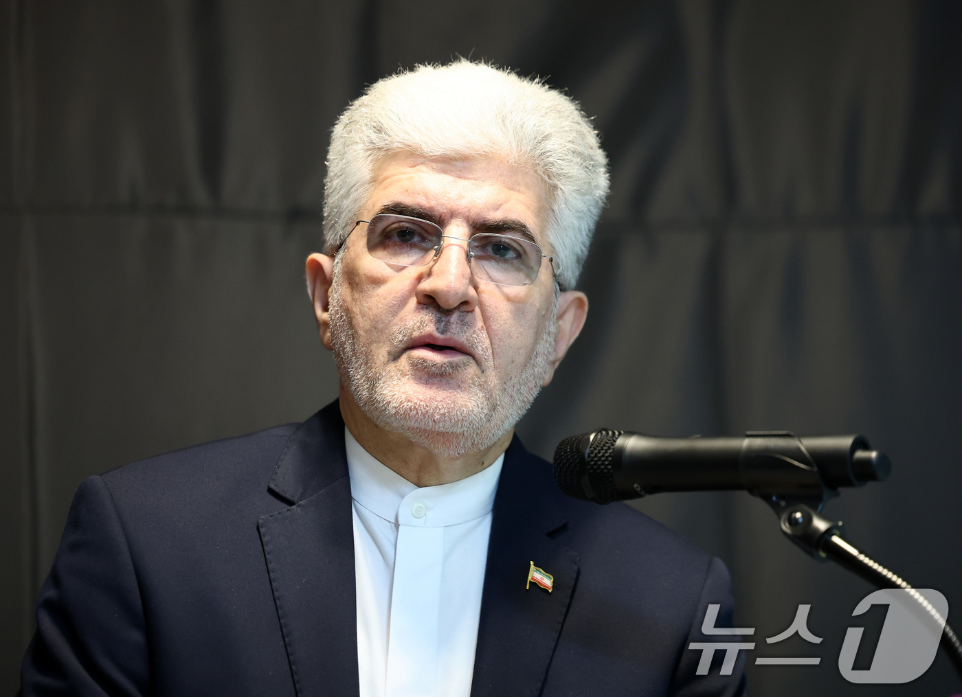 (서울=뉴스1) 최지환 기자 = 사이드 쿠제치 주한 이란 대사가 26일 오후 서울 용산구 주한 이란 대사관에서 열린 기자회견에서 취재진 질문에 답변하고 있다. 2026.3.26/뉴 …