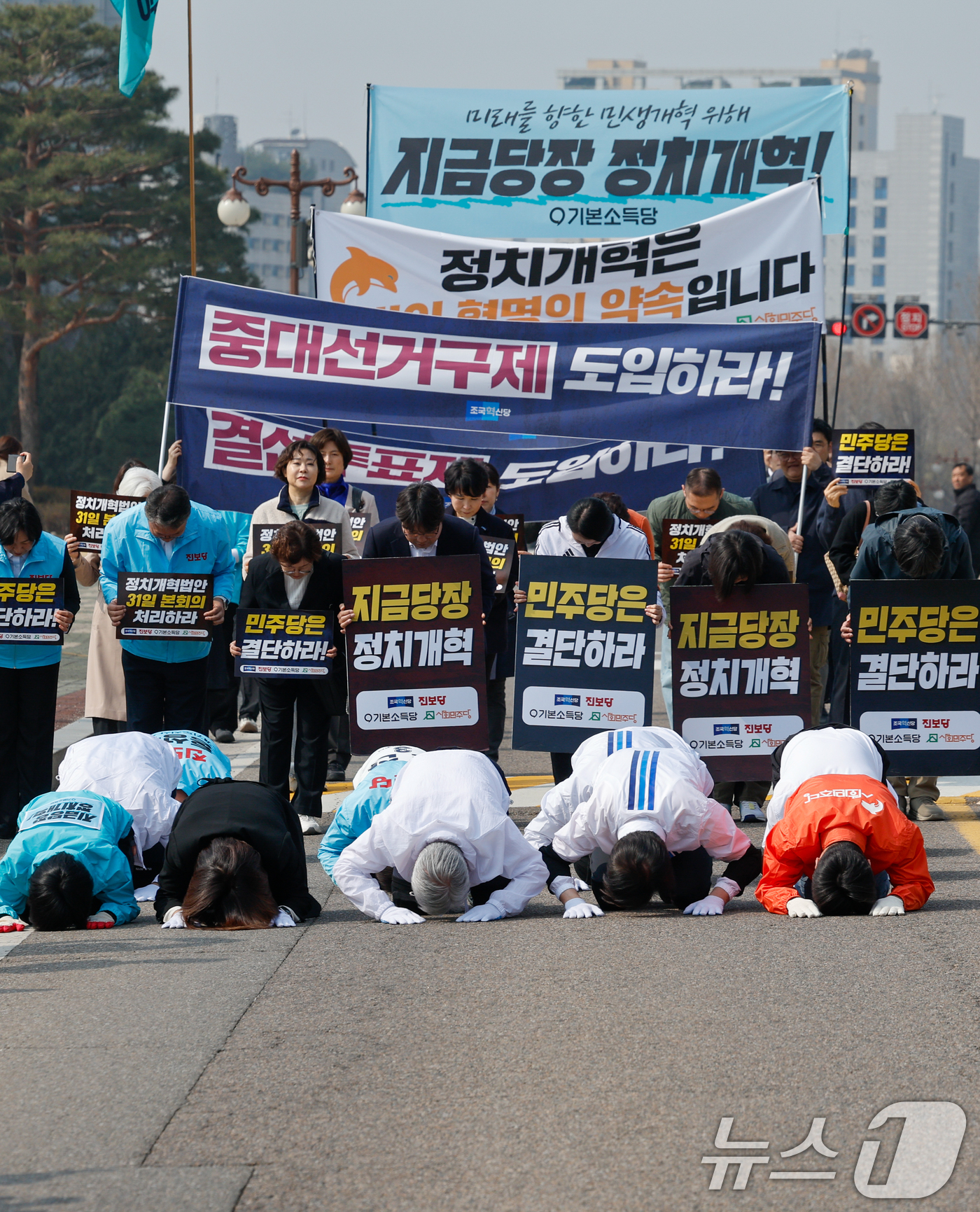 (서울=뉴스1) 안은나 기자 = 신지혜 기본소득당 최고위원(앞줄 왼쪽부터), 손솔 진보당 의원, 서왕진 조국혁신당 원내대표, 조국 대표, 한창민 사회민주당 대표를 비롯한 진보4당 …