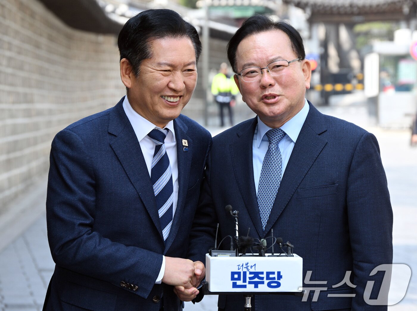 본문 이미지 - 정청래 더불어민주당 대표와 김부겸 전 국무총리가 26일 서울 중구 달개비에서 회동을 마치고 취재진 질문에 답변하고 있다. 2026.3.26 ⓒ 뉴스1 국회사진기자단