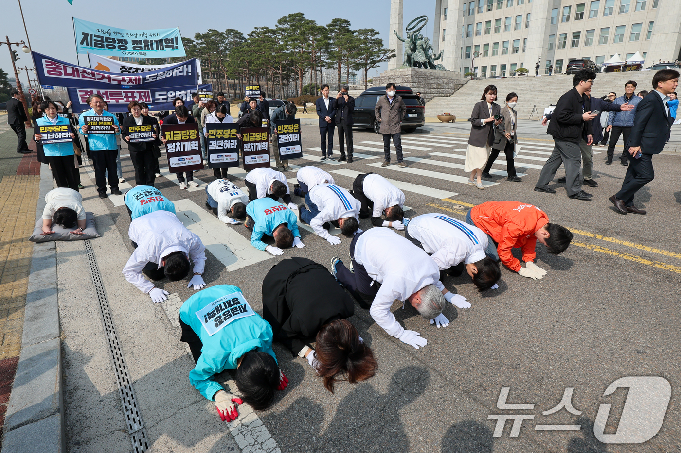 (서울=뉴스1) 안은나 기자 = 신지혜 기본소득당 최고위원(앞줄 왼쪽부터), 손솔 진보당 의원, 서왕진 조국혁신당 원내대표, 조국 대표, 한창민 사회민주당 대표를 비롯한 진보4당 …