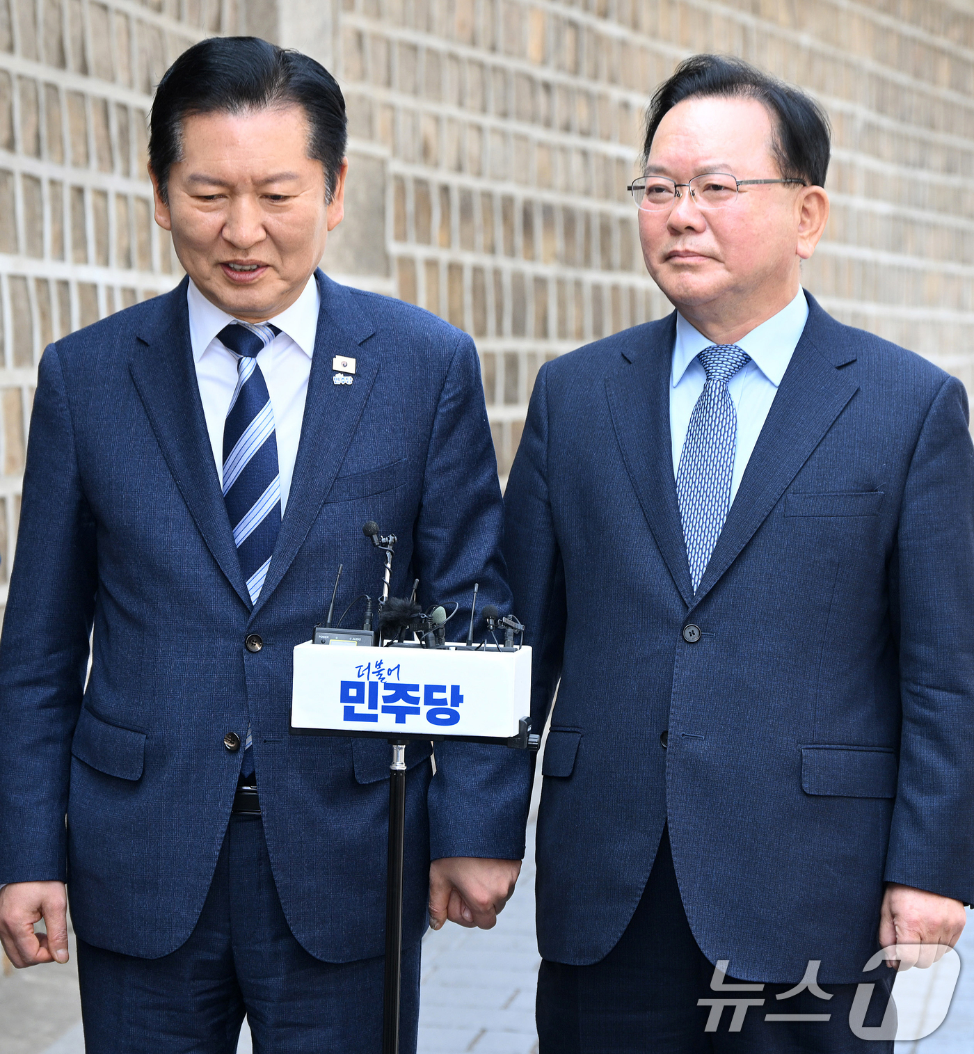 (서울=뉴스1) 국회사진기자단 = 정청래 더불어민주당 대표와 김부겸 전 국무총리가 26일 서울 중구 달개비에서 회동을 마치고 취재진 질문에 답변하고 있다. 2026.3.26/뉴스1 …