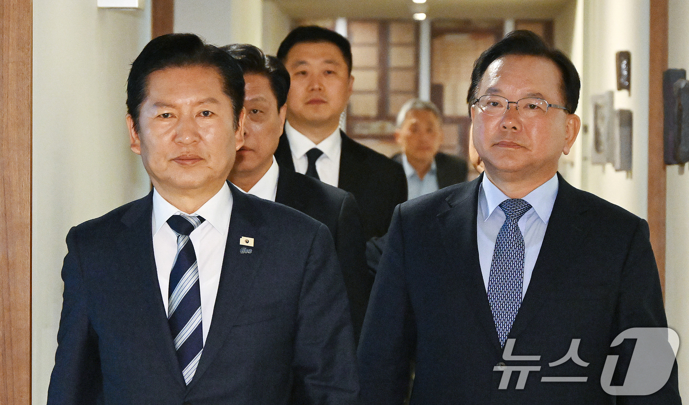 (서울=뉴스1) = 정청래 더불어민주당 대표와 김부겸 전 국무총리가 26일 서울 중구 달개비에서 회동을 마치고 발걸음을 옮기고 있다. 2026.3.26/뉴스1