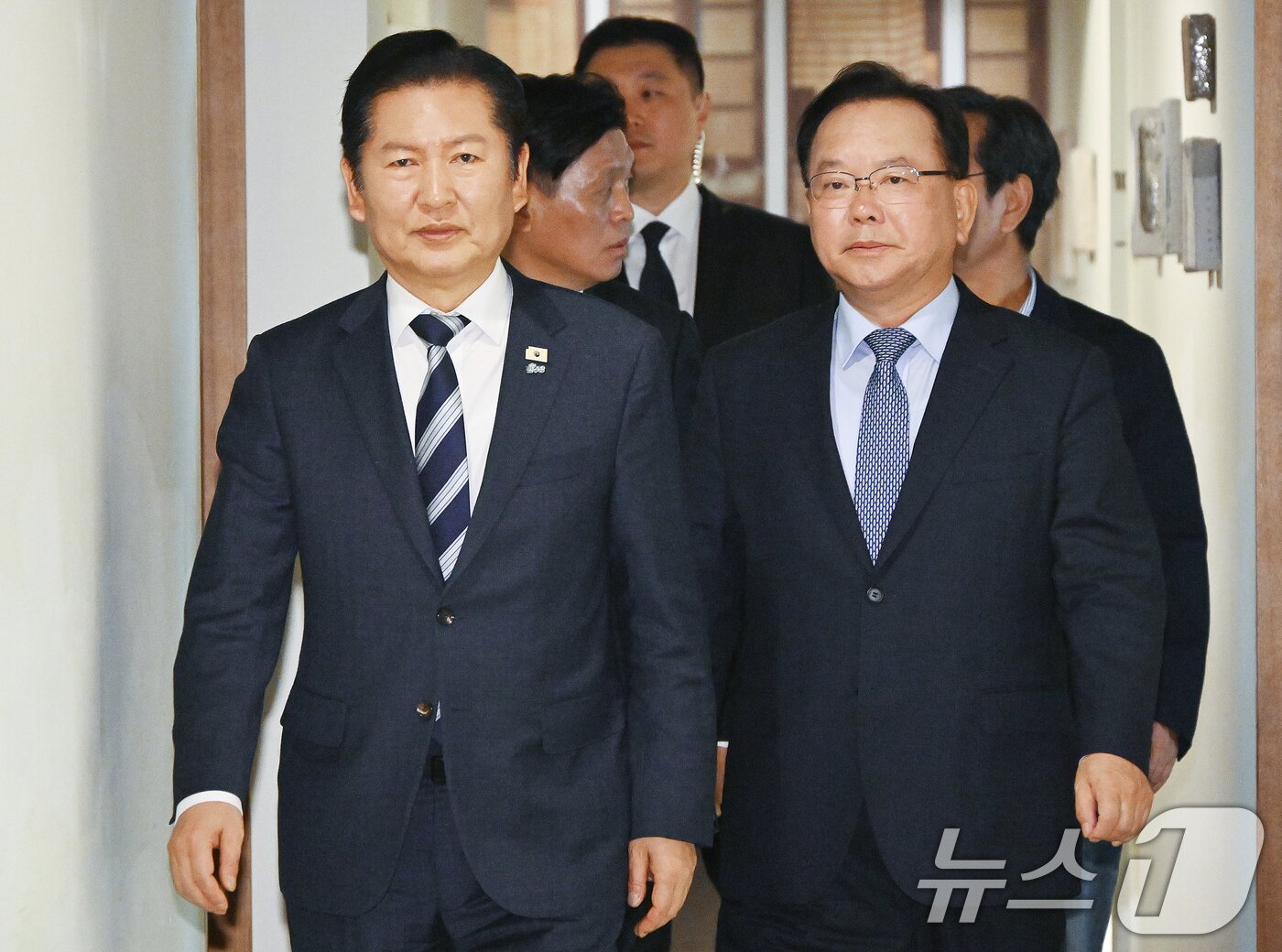 본문 이미지 - 정청래 더불어민주당 대표와 김부겸 전 국무총리가 26일 서울 중구 달개비에서 회동을 마치고 취재진 질문에 답변하고 있다. 2026.3.26 ⓒ 뉴스1 국회사진기자단