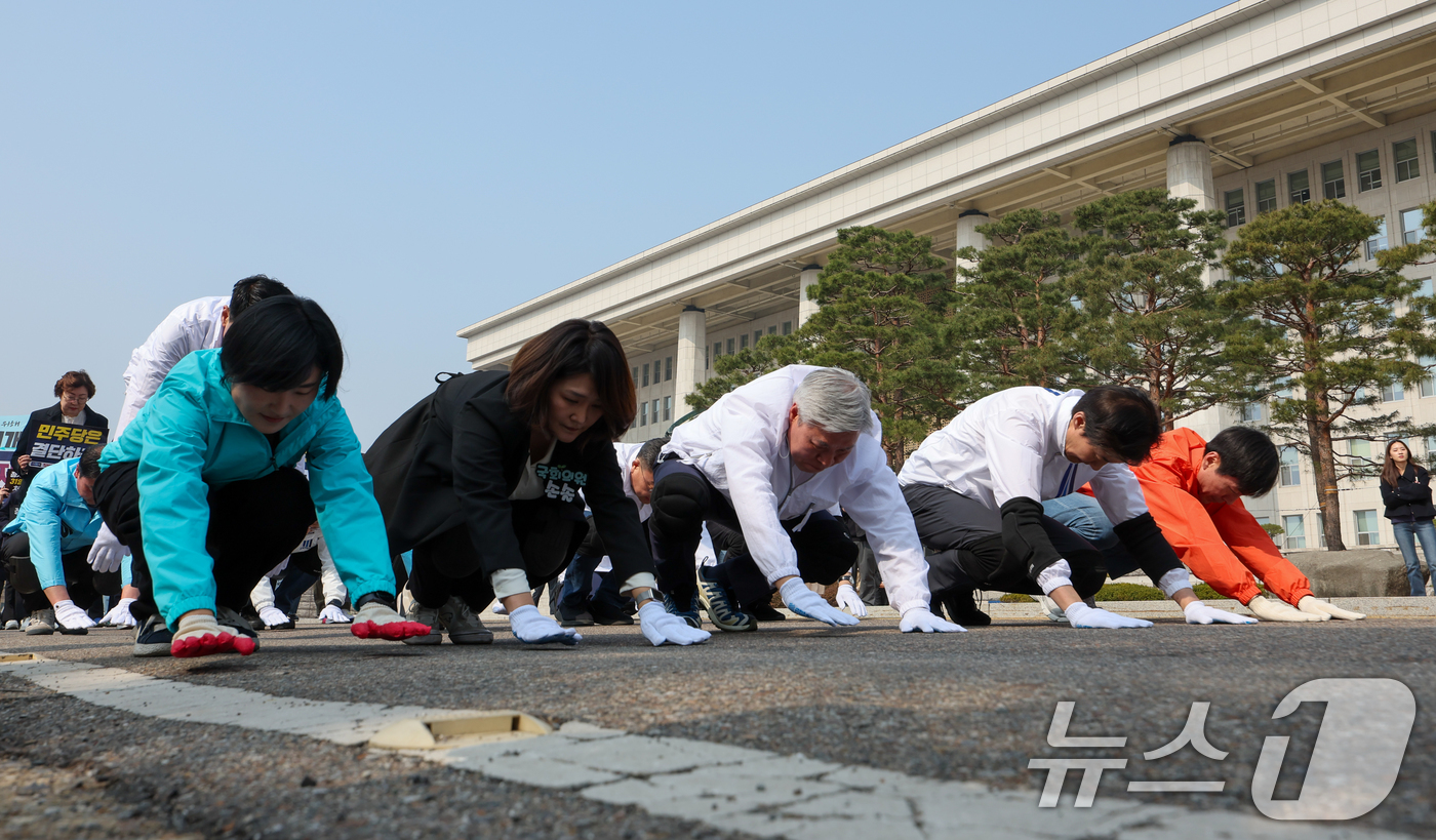 (서울=뉴스1) 안은나 기자 = 신지혜 기본소득당 최고위원(앞줄 왼쪽부터), 손솔 진보당 의원, 서왕진 조국혁신당 원내대표, 조국 대표, 한창민 사회민주당 대표를 비롯한 진보4당 …