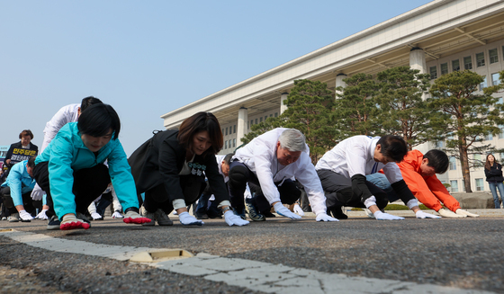 정치개혁법안 처리 촉구하며 국회서 삼보일배