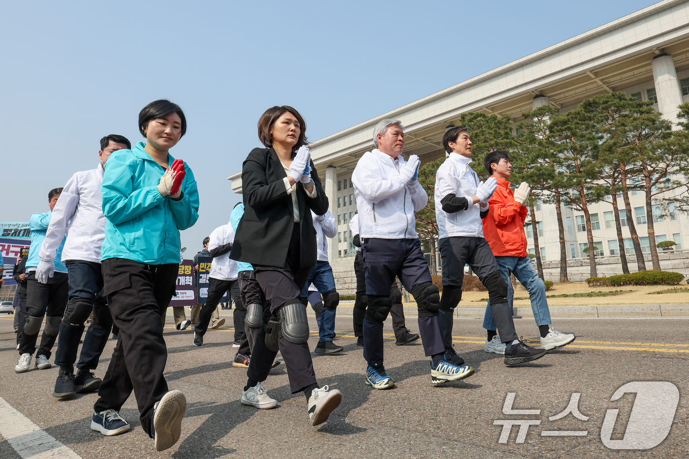 (서울=뉴스1) 안은나 기자 = 신지혜 기본소득당 최고위원(앞줄 왼쪽부터), 손솔 진보당 의원, 서왕진 조국혁신당 원내대표, 조국 대표, 한창민 사회민주당 대표를 비롯한 진보4당 …