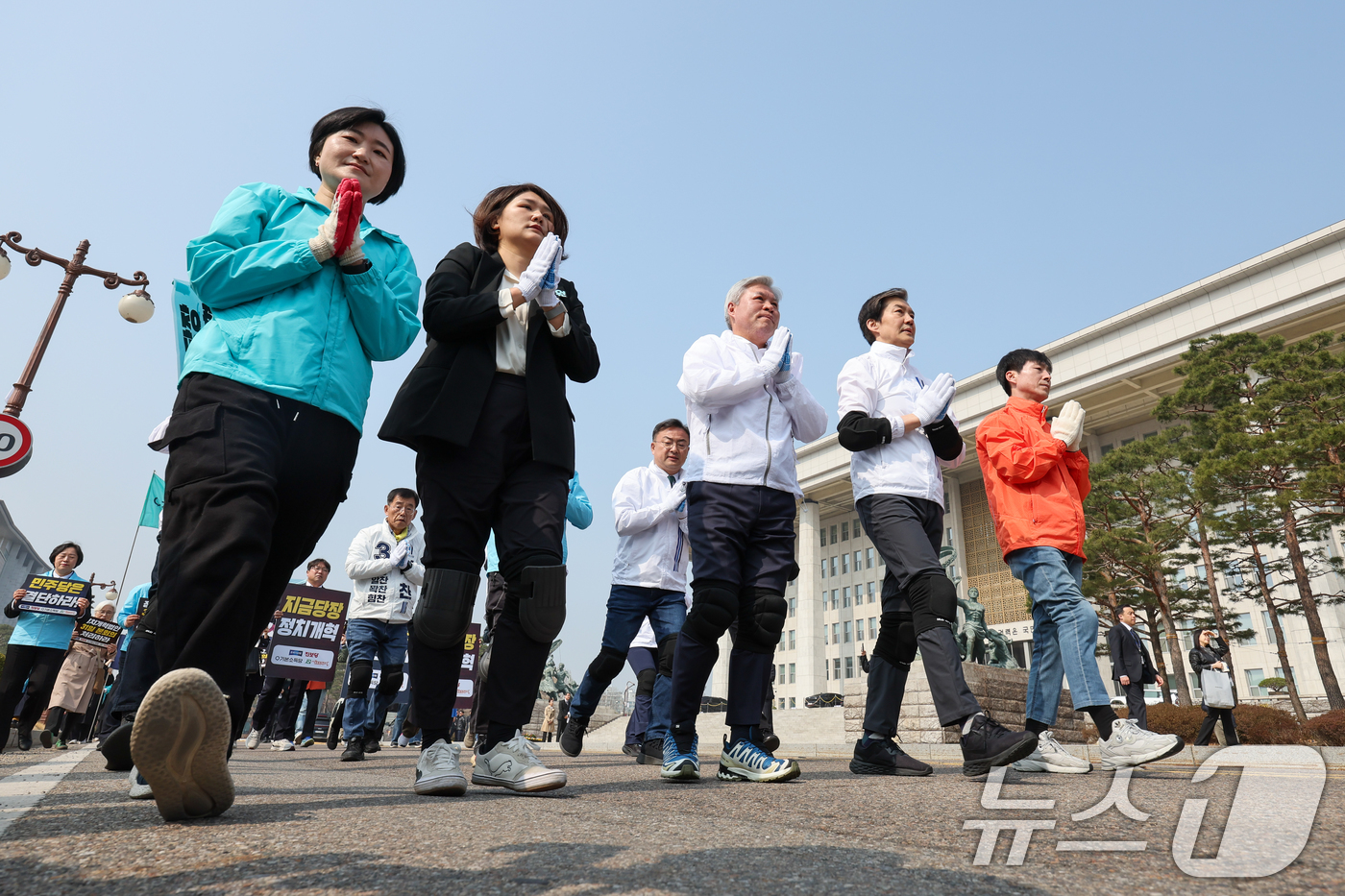 (서울=뉴스1) 안은나 기자 = 신지혜 기본소득당 최고위원(앞줄 왼쪽부터), 손솔 진보당 의원, 서왕진 조국혁신당 원내대표, 조국 대표, 한창민 사회민주당 대표를 비롯한 진보4당 …