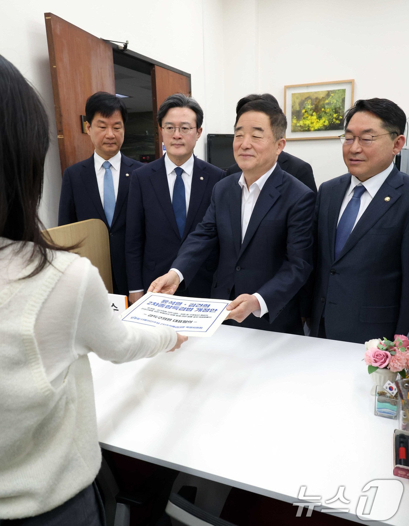 (서울=뉴스1) 이승배 기자 = 더불어민주당 2차종합특검대응특별위원회 강득구 위원장을 비롯한 의원들이 26일 서울 여의도 국회 의안과에 2차종합특검법 개정안(윤석열ㆍ김건희에 의한 …