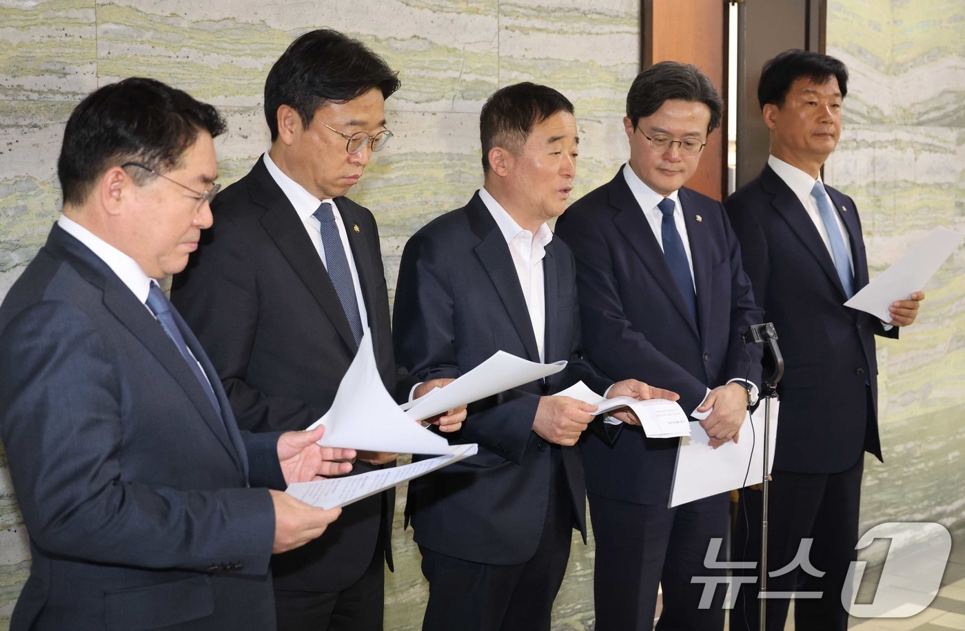 (서울=뉴스1) 이승배 기자 = 더불어민주당 2차종합특검대응특별위원회 강득구 위원장을 비롯한 의원들이 26일 서울 여의도 국회 의안과에 2차종합특검법 개정안(윤석열ㆍ김건희에 의한 …