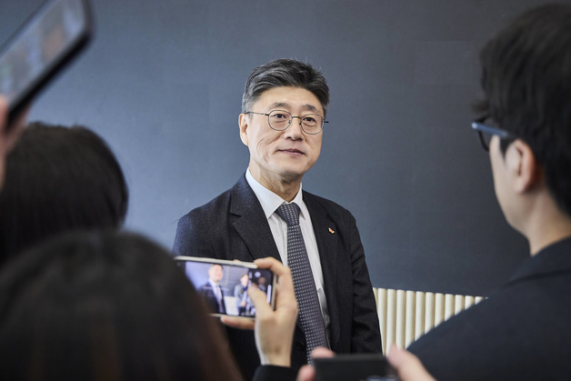 "1등의 편안함 버렸다" 정재헌 SKT 대표 "가입자 순증 목표"(종합)