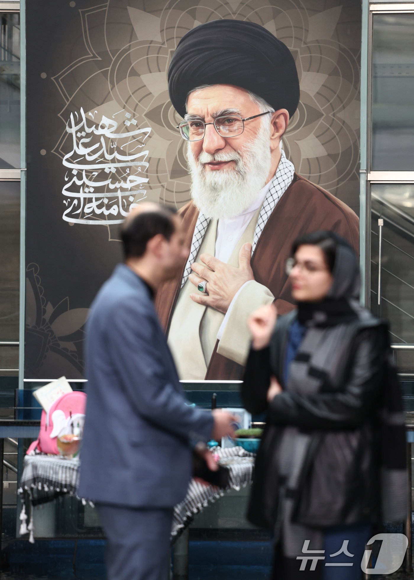 (서울=뉴스1) 최지환 기자 = 26일 서울 용산구 주한 이란 대사관에서 열린 전쟁 관련 사진전 및 다큐멘터리 상영 행사에 폭격으로 사망한 아야톨라 알리 하메네이 이란 최고지도자의 …