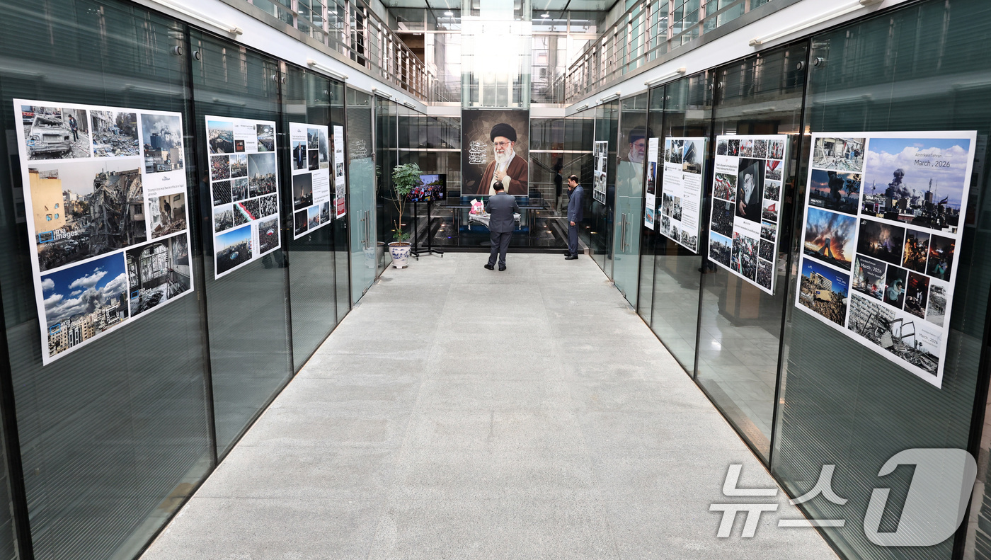(서울=뉴스1) 최지환 기자 = 26일 서울 용산구 주한 이란 대사관에서 열린 전쟁 관련 사진전 및 다큐멘터리 상영 행사에 미국·이란 전쟁 관련 사진들이 전시되어 있다. 2026. …