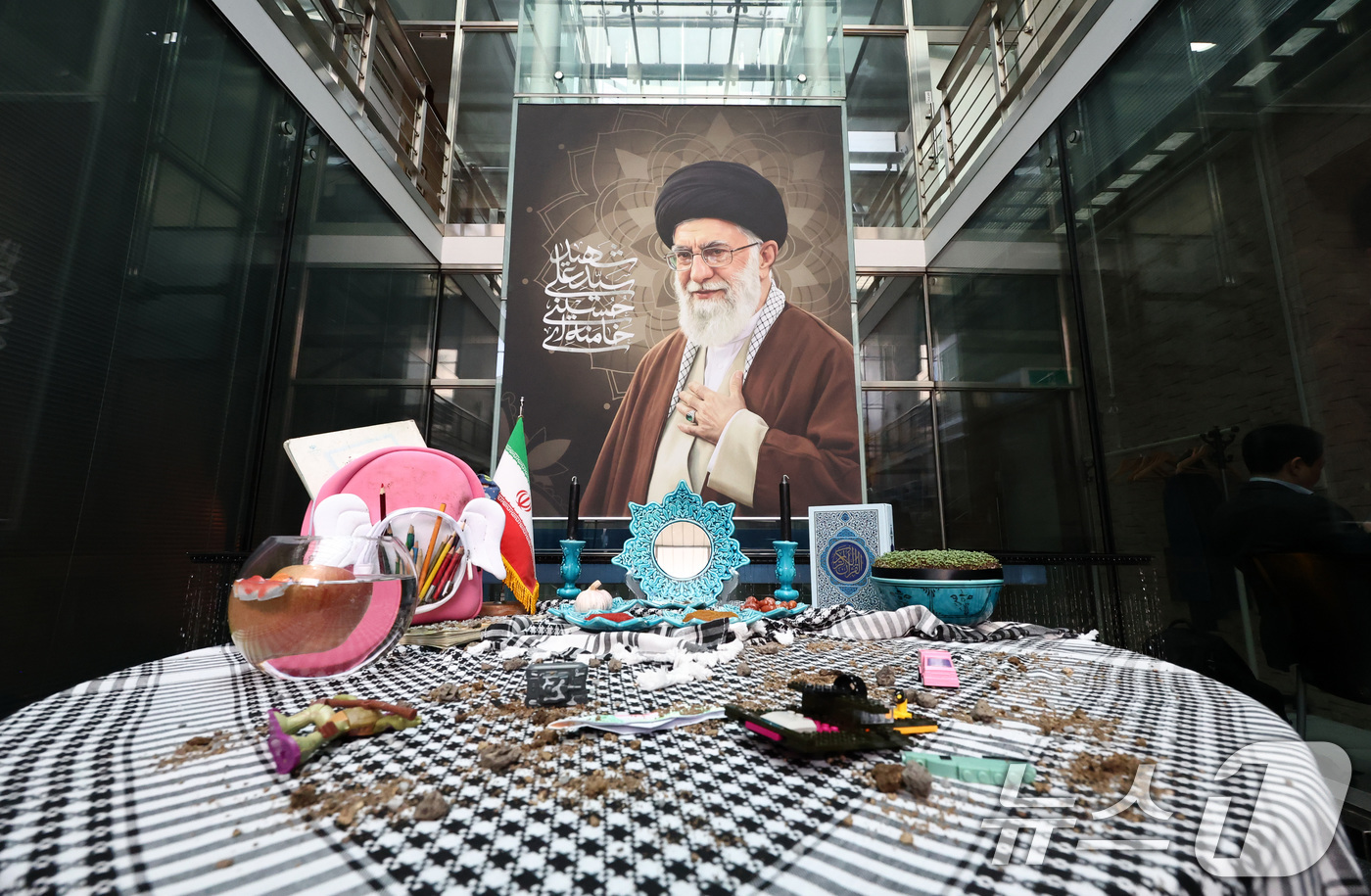 (서울=뉴스1) 최지환 기자 = 26일 서울 용산구 주한 이란 대사관에서 열린 전쟁 관련 사진전 및 다큐멘터리 상영 행사에 폭격으로 사망한 아야톨라 알리 하메네이 이란 최고지도자의 …