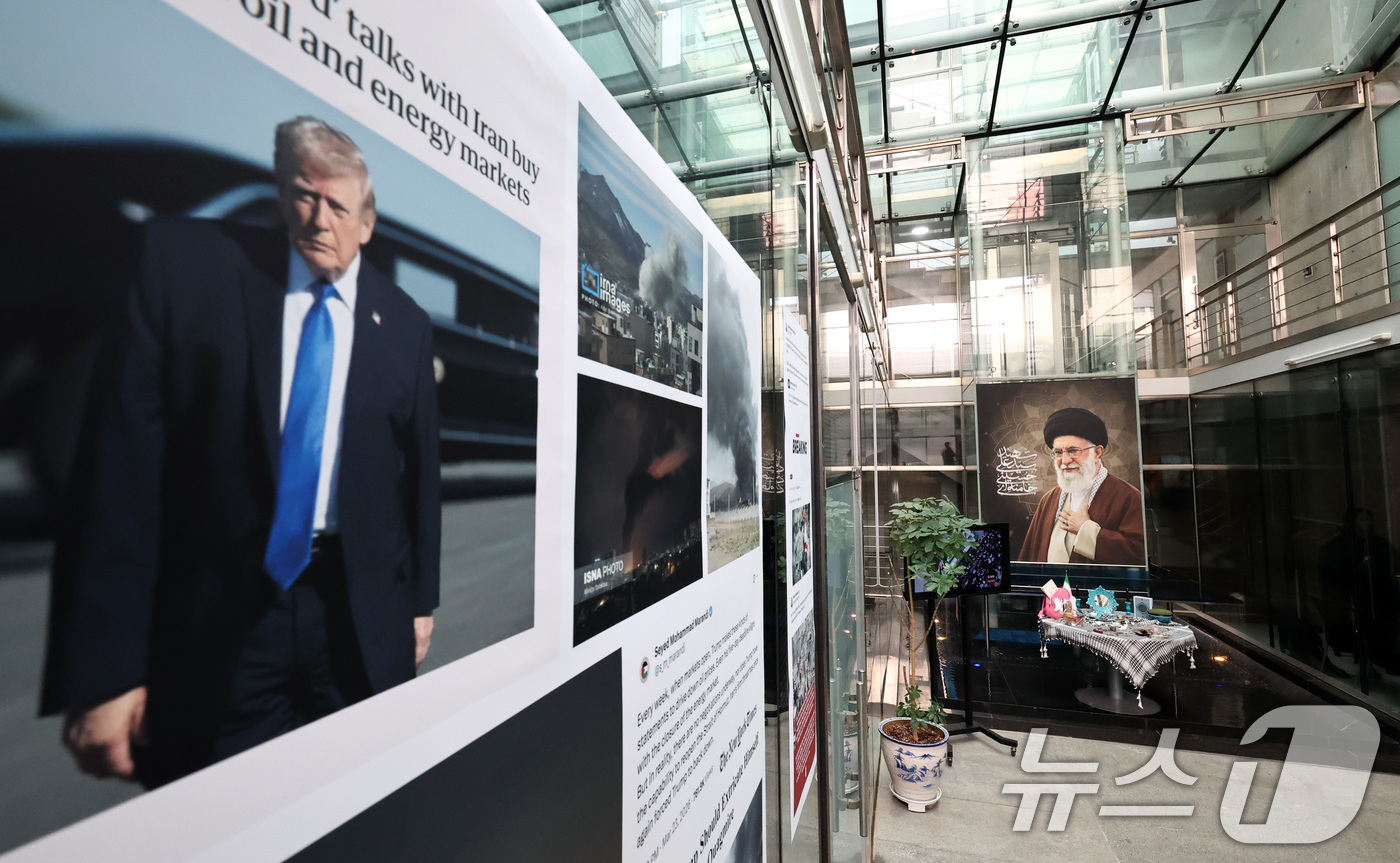 (서울=뉴스1) 최지환 기자 = 26일 서울 용산구 주한 이란 대사관에서 열린 전쟁 관련 사진전 및 다큐멘터리 상영 행사에 미국·이란 전쟁 관련 사진들이 전시되어 있다. 2026. …