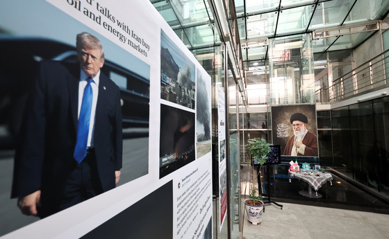 주한 이란 대사관 걸린 트럼프·하메네이 사진