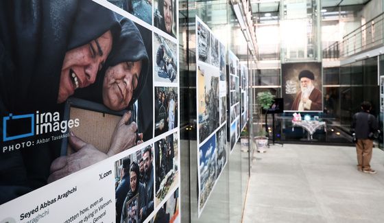 이란 대사관, 전쟁 관련 사진전 개최