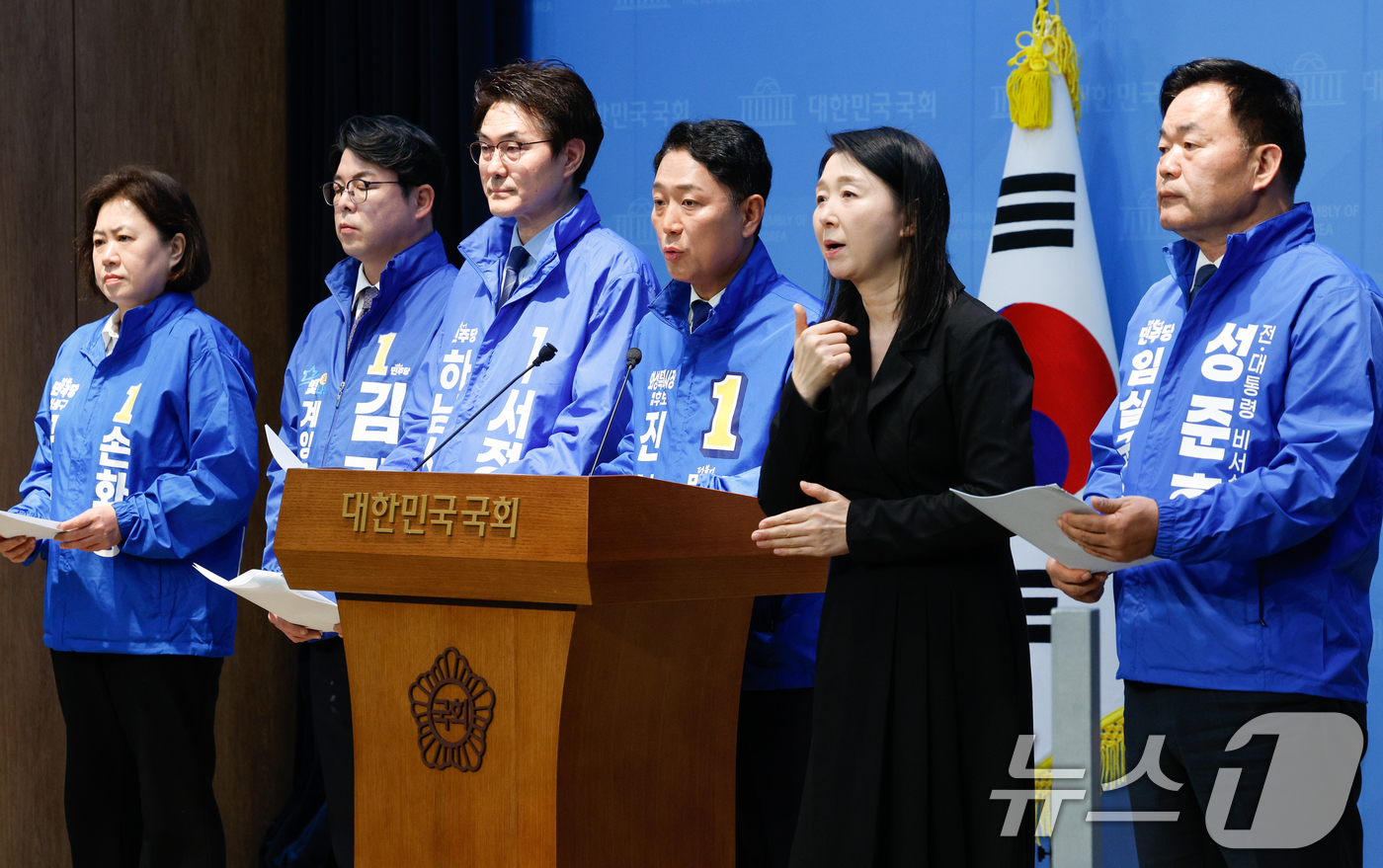 (서울=뉴스1) 안은나 기자 = 이재명정부 청와대 행정관 출신 제9회 전국동시지방선거 예비후보자들이 26일 서울 여의도 국회 소통관에서 "국민주권의 유능한 정부, AI첨단산업·혁신 …
