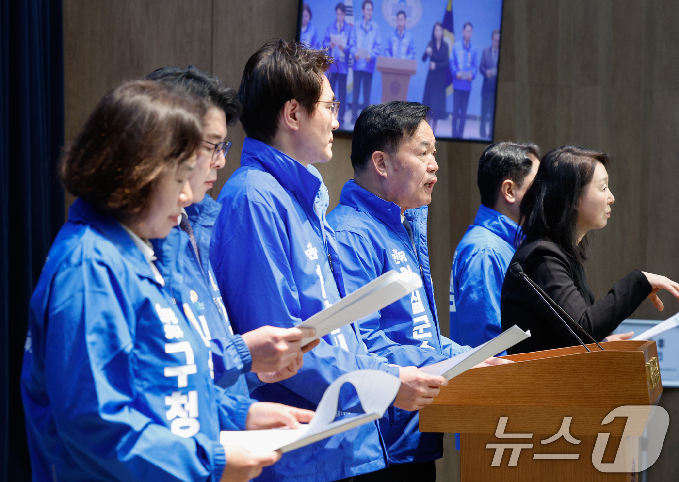 (서울=뉴스1) 안은나 기자 = 이재명정부 청와대 행정관 출신 제9회 전국동시지방선거 예비후보자들이 26일 서울 여의도 국회 소통관에서 "국민주권의 유능한 정부, AI첨단산업·혁신 …