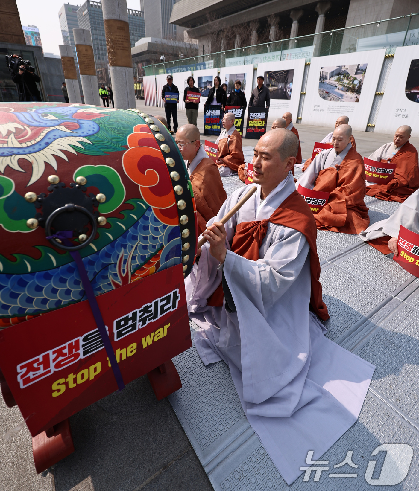(서울=뉴스1) 구윤성 기자 = 대한불교조계종 사회노동위원회 소속 스님들이 26일 오전 서울 세종대로 주한미국대사관 앞에서 전쟁과 살생, 파병 반대를 촉구하며 법고(法鼓) 기도를 …