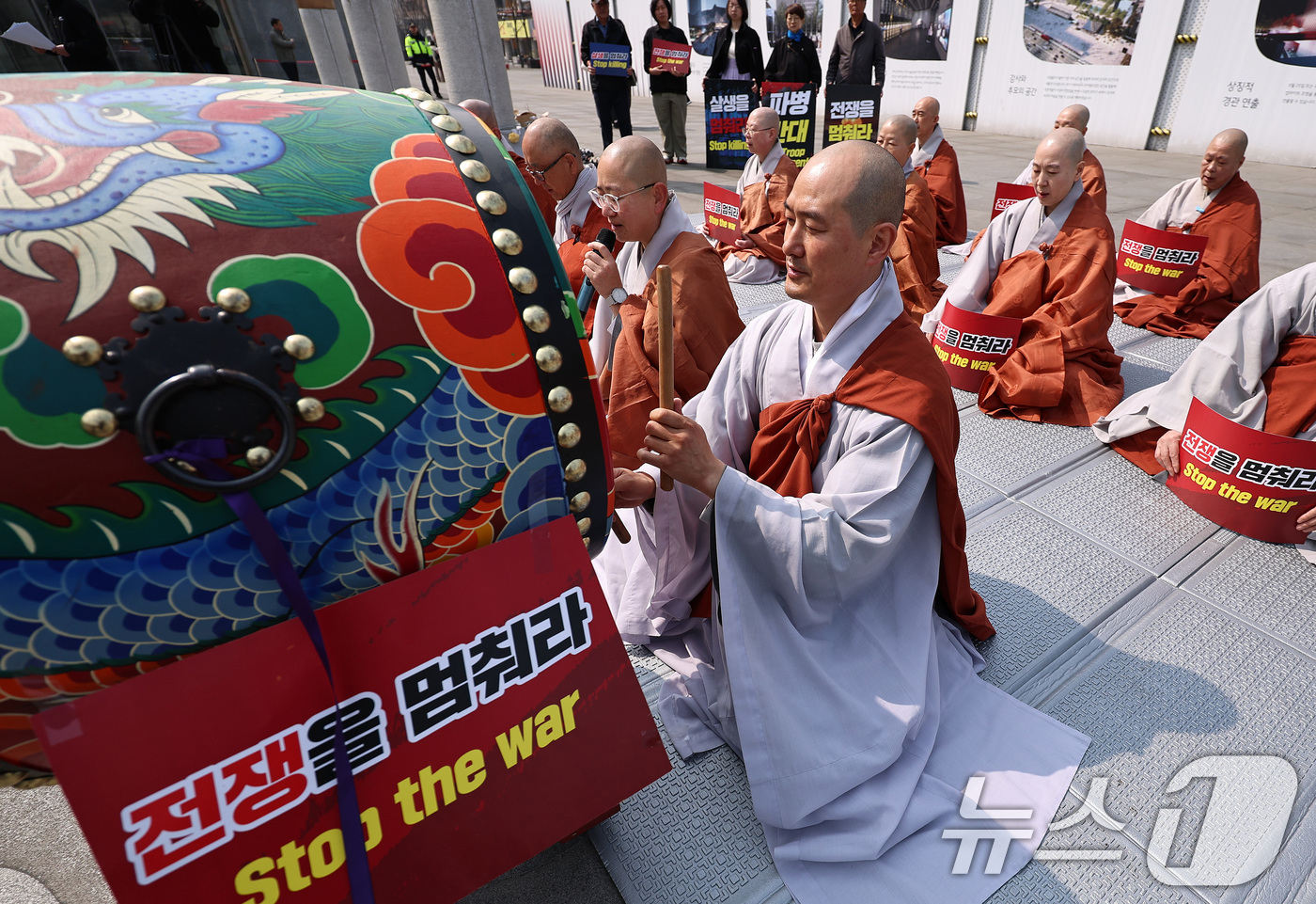 (서울=뉴스1) 구윤성 기자 = 대한불교조계종 사회노동위원회 소속 스님들이 26일 오전 서울 세종대로 주한미국대사관 앞에서 전쟁과 살생, 파병 반대를 촉구하며 법고(法鼓) 기도를 …