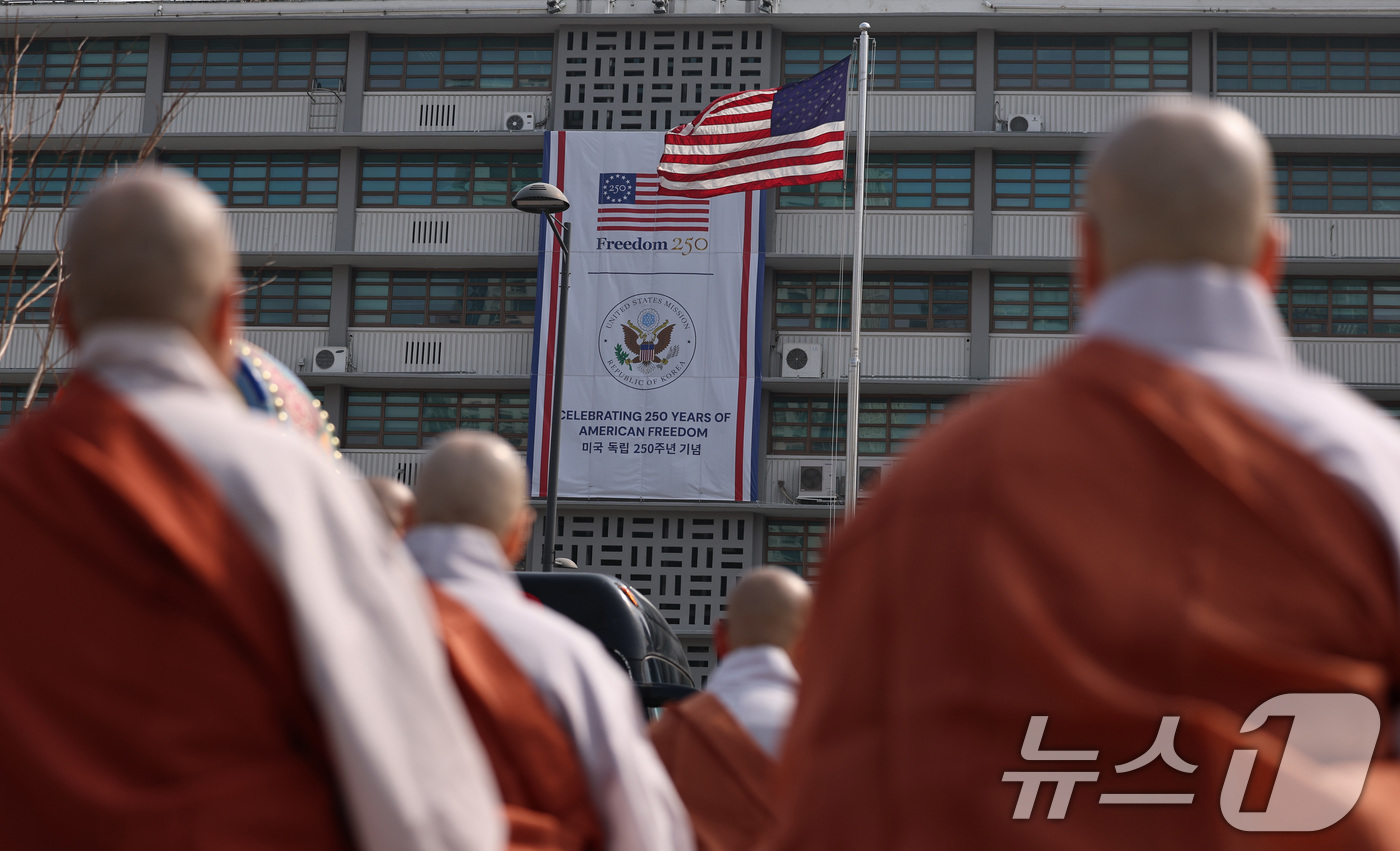 (서울=뉴스1) 구윤성 기자 = 대한불교조계종 사회노동위원회 소속 스님들이 26일 오전 서울 세종대로 주한미국대사관 앞에서 전쟁과 살생, 파병 반대를 촉구하며 법고(法鼓) 기도를 …