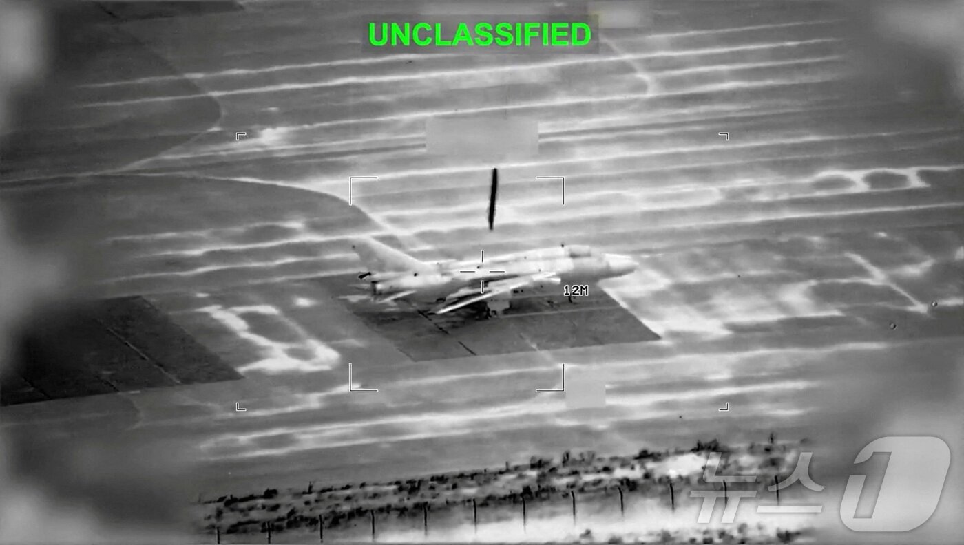 본문 이미지 - 지난 1일(현지시간) 미 중부사령부가 공개한 미군의 이란 전투기 공습 장면. 사진은 중부사령부 엑스(X) 영상 갈무리. 2026.03.01 ⓒ 로이터=뉴스1