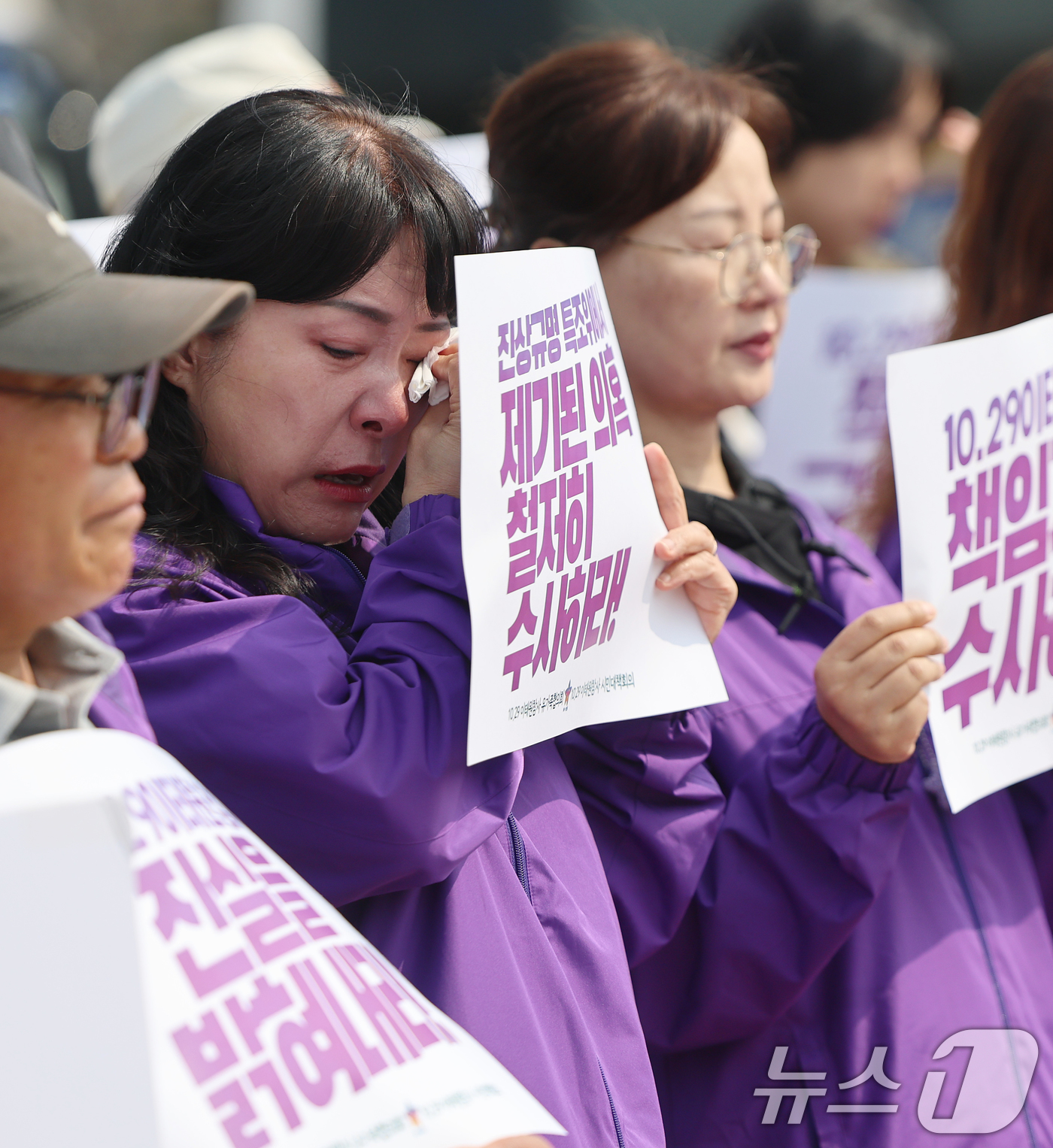 (서울=뉴스1) 오대일 기자 = 10.29이태원참사 유가족들이 26일 서울 종로구 청와대 분수대 앞에서 열린 '이태원참사 청문회 제기 의혹 철저 수사 촉구 기자회견'에서 눈물을 훔 …