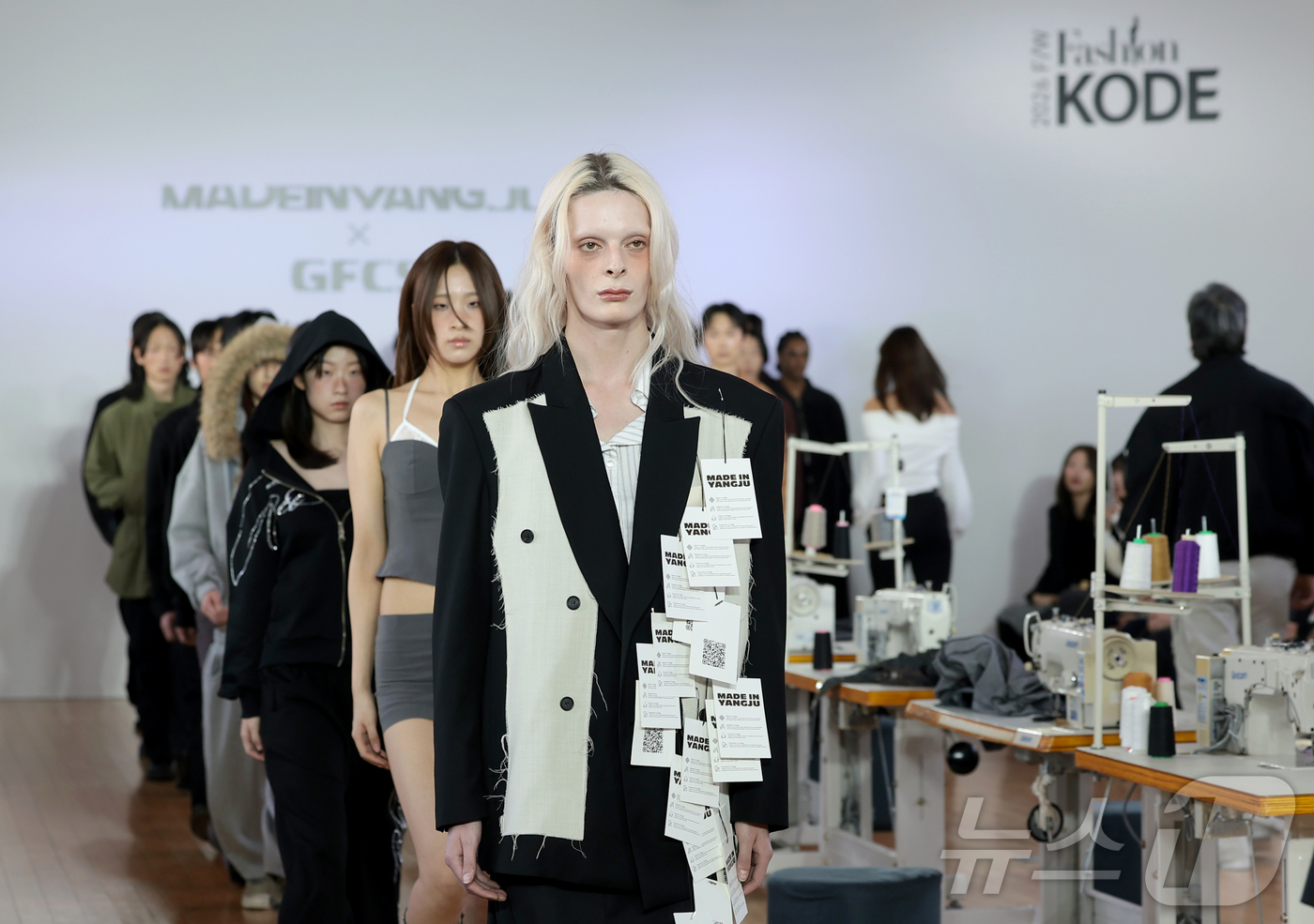 (서울=뉴스1) 권현진 기자 = 26일 서울 중구 동대문디자인플라자(DDP)에서 열린 ‘패션코드(Fashion KODE) 2026 F/W/서울' GFCS(경기패션창작스튜디오) 패션 …