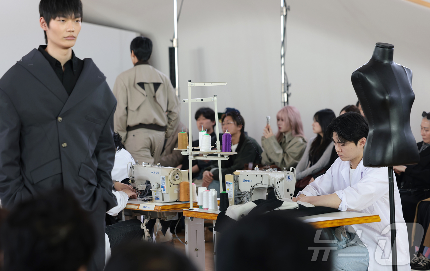 (서울=뉴스1) 권현진 기자 = 26일 서울 중구 동대문디자인플라자(DDP)에서 열린 ‘패션코드(Fashion KODE) 2026 F/W/서울' GFCS(경기패션창작스튜디오) 패션 …