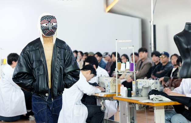 봉제 퍼포먼스까지…패션코드 2026