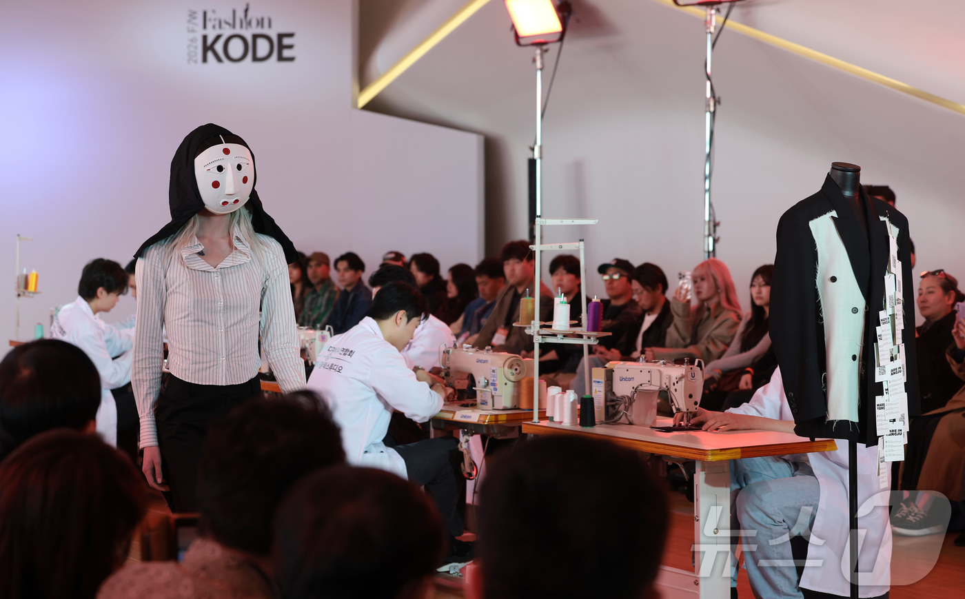 (서울=뉴스1) 권현진 기자 = 26일 서울 중구 동대문디자인플라자(DDP)에서 열린 ‘패션코드(Fashion KODE) 2026 F/W/서울' GFCS(경기패션창작스튜디오) 패션 …