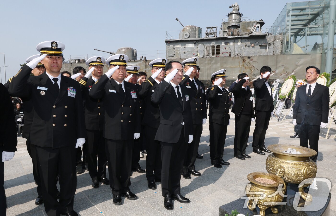 본문 이미지 - 26일 경기 평택시 해군 제2함대사령부에서 열린 '제16주기 천안함 46용사 추모식'에서 천안함 참전장병들이 헌화 후 경례를 하고 있다. 2026.3.26 ⓒ 뉴스1 김영운 기자