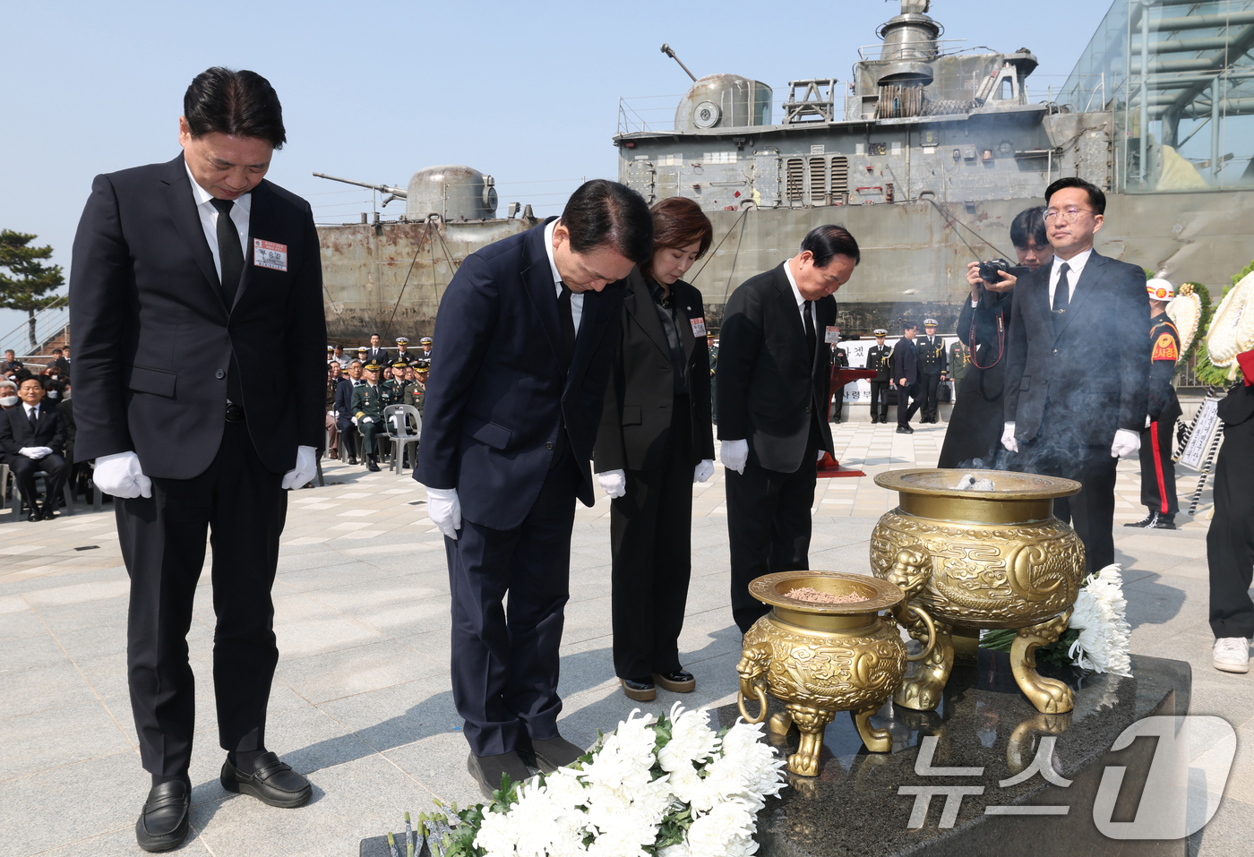 (평택=뉴스1) 김영운 기자 = 26일 경기 평택시 해군 제2함대사령부에서 열린 '제16주기 천안함 46용사 추모식'에서 부승찬 더불어민주당 의원(왼쪽부터), 성일종 국회 국방위원 …