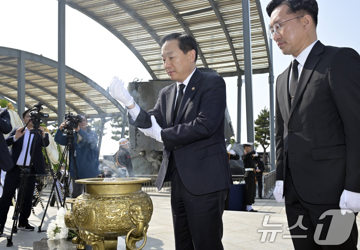 본문 이미지 - 26일 경기 평택시 해군 제2함대사령부에서 열린 '제16주기 천안함 46용사 추모식'에서 이두희 국방부차관이 분향을 하고 있다. (공동취재) 2026.3.26 ⓒ 뉴스1 김영운 기자